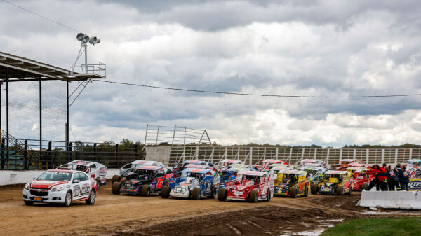 DIRTcar 358 Modifieds go 4-wide at Super DIRT Week.