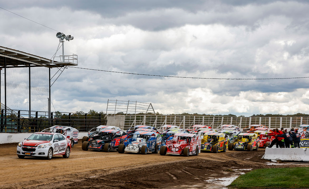 DIRTcar 358 Modifieds go 4-wide at Super DIRT Week.